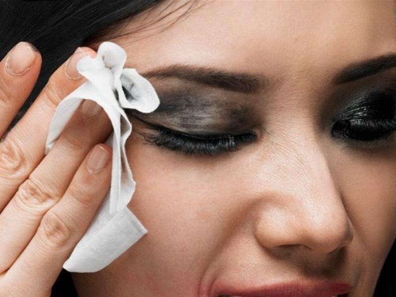 Không tẩy trang khiến vi khuẩn và hóa chất tích tụ làm hại đối mắt