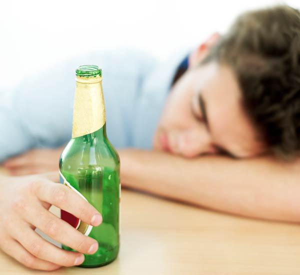 Uống rượu bia khi đói bụng rất nhanh bị say