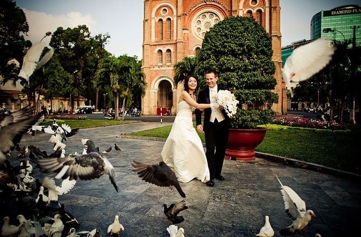 Chụp ảnh cưới tại khu công viên gần nhà thờ ngã sáu - Quận 5 (Ảnh minh họa)