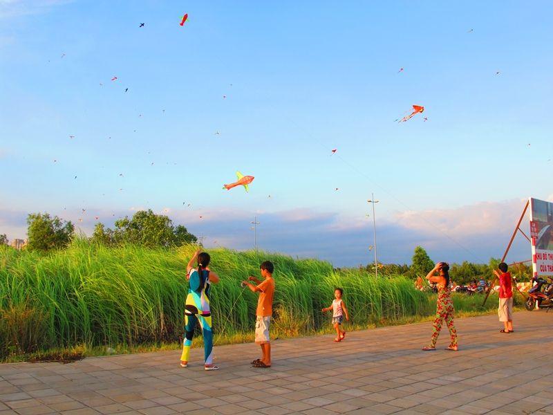 Rất đông người tập trung về đây thả diều