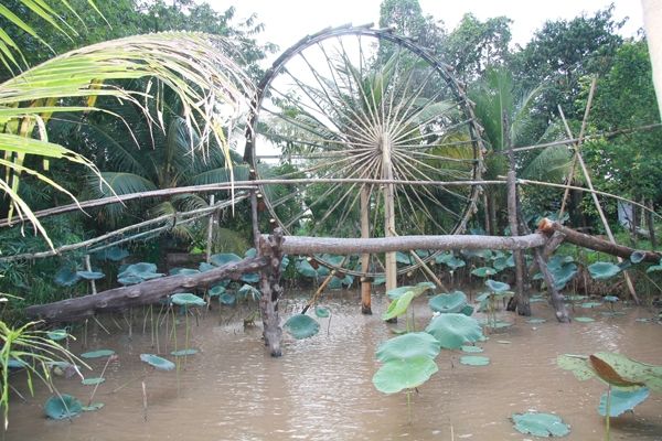 Cây cầu nhỏ bắc qua sông được tái hiện lại một cách chân thực và sinh động về một miền quê Tây Nam Bộ