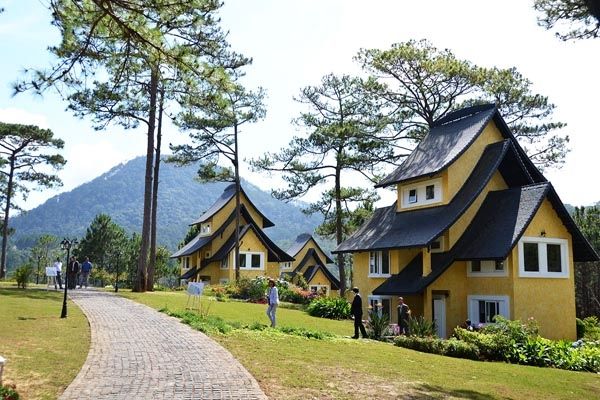 Lối đi quanh co rợp đầy bóng mát, hồ nước trong yên bình, bãi cỏ rộng cho những buổi picnic cuối tuần