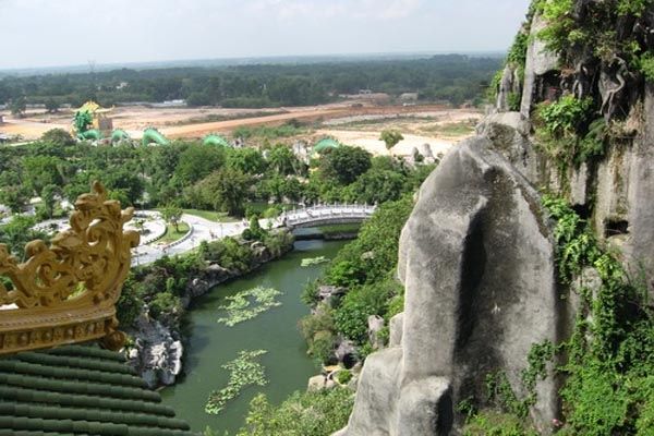 Thế giới yên bình trong khu du lịch Hồ Bình An khác xa sự ồn ào tấp nập người qua kẻ lại, xe cộ đông đúc phía ngoài xa lộ Hà Nội