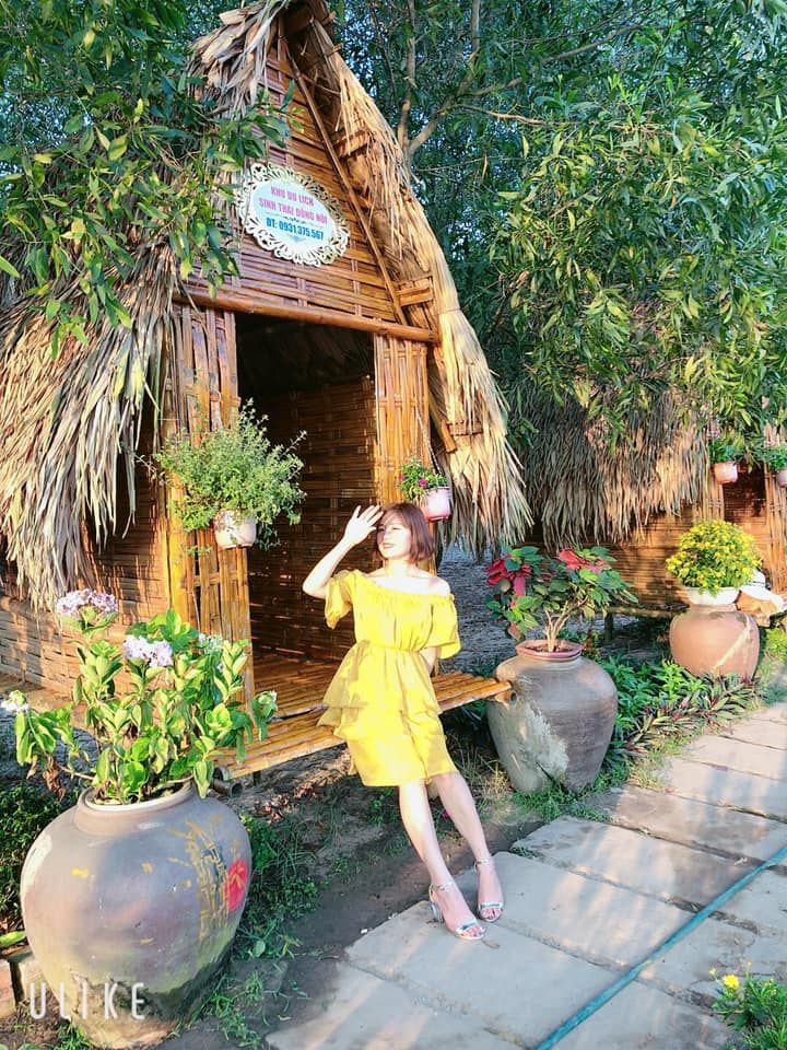 Khu nhà chòi và lối đi lát đá ven hồ sen