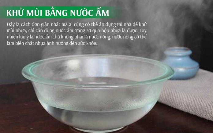 Mẹo đánh bay mùi nhựa bằng nước ấm