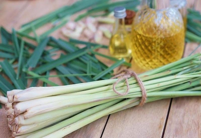 Khử mùi nhựa với chanh và sả