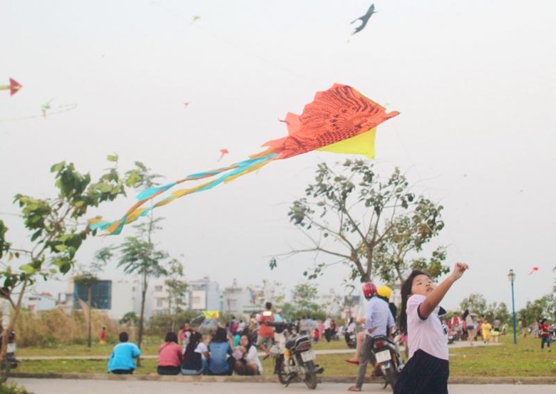 Khu thả diều chân cầu Kênh Tẻ