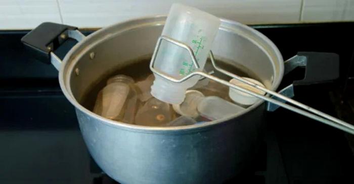 Đun sôi nước, sau đó thả các dụng cụ pha sữa vào nồi nước sôi trong khoảng 5 phút.