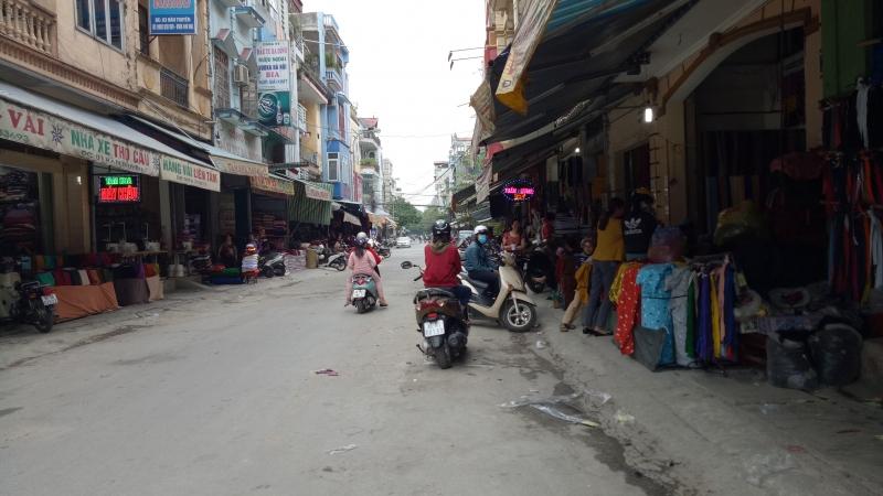 Các cửa hàng vải nằm ngay hai bên đường