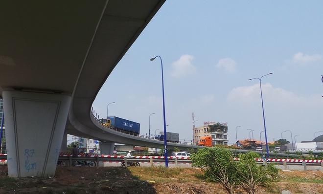 Khúc ôm cua cầu vượt Cát Lái