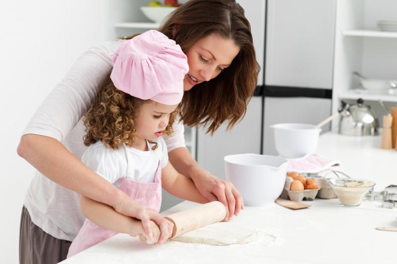 Hãy khuyến khích bé phụ bạn nhặt rau, rửa rau, trộn thức ăn, dọn bàn ăn cho cả nhà.