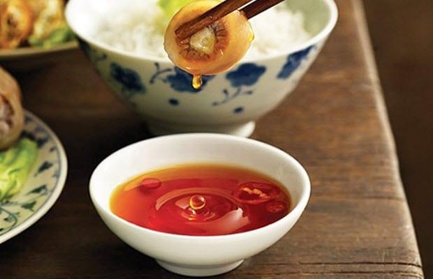 Kiểm tra độ trong của nước mắm