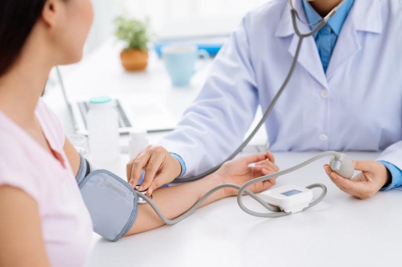 Người đi hiến máu được xét nghiệm máu và kiểm tra tình trạng sức khỏe