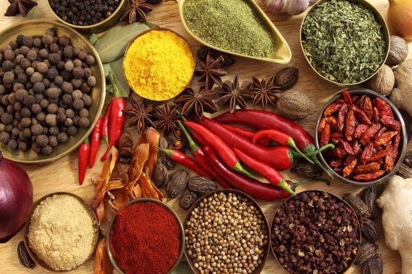 Gia vị cay nóng làm ruột bị kích thích và sưng các búi trĩ