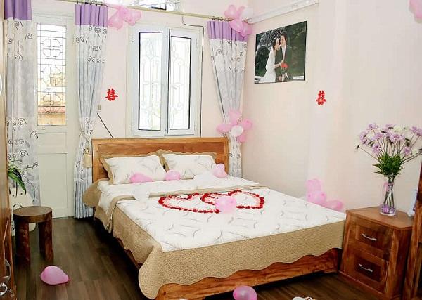 Kiêng đầu giường và hai bên thành giường tân hôn đối chiếu với gương