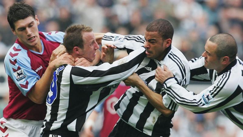 Kieron Dyer và Lee Bowyer đánh nhau vì không ai chuyền bóng cho ai và hai thẻ đỏ