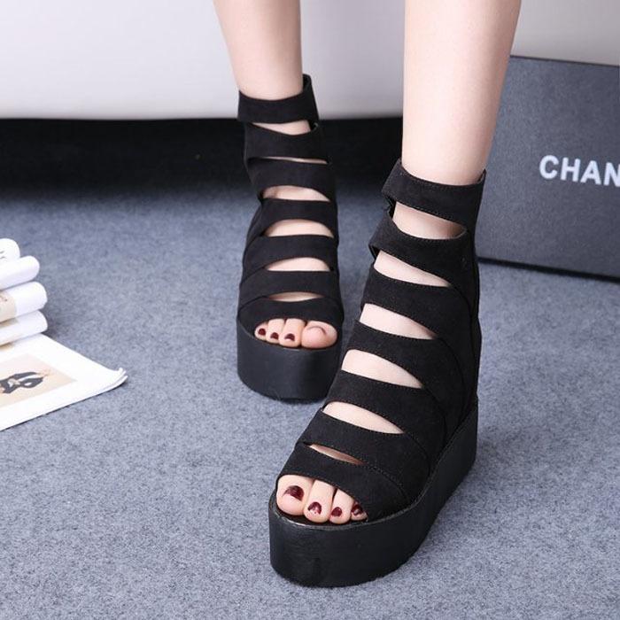 Bạn hoàn toàn có thể kết hợp chúng với những kiểu đầm dạo phố xinh xắn hoặc các kiểu quần legging và áo thun nữa đó. Vừa đi học, vừa đi chơi, quá tiện luôn rồi.