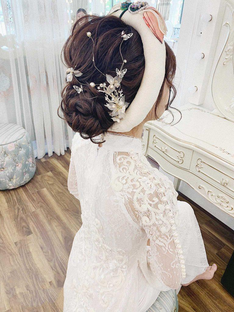 Kiểu tóc đội mấn tạo kiểu búi sau