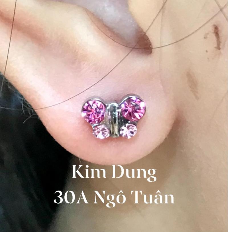 Bấm khuyên cho bé yêu tại Kim Dung