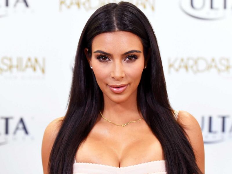 Kim Kardashian nổi tiếng nhờ chương trình truyền hình thực tế: Keeping up with the Kardashians.