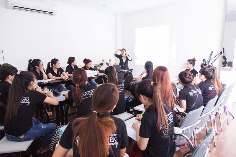 Lớp học trang điểm chuyên nghiệp tại Kim Tuyến Academy