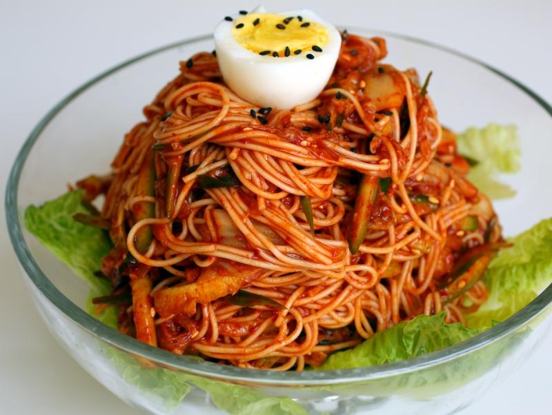 Màu sắc bắt mắt của kimchi khi hòa trộn với sợi mì