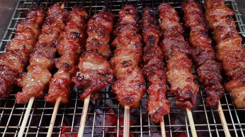 Những xiên thịt được nướng trên than hoa toả mùi thơm nức cả dãy phố chắc chắn sẽ khiến những thực khách không thể không dừng chân thưởng thức