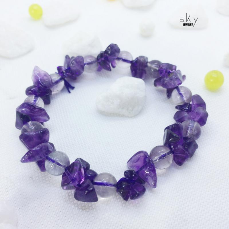 Các mặt hàng handmade rất phong phú như quà lưu niệm, đồ trang sức, các loại ví, móc chìa khóa, thú nhồi bông, thiệp mừng, chăn gối, tranh ảnh hoặc các vật dụng trang trí nhỏ xinh…