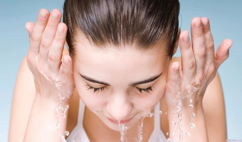 Rửa mặt quá nhiều và sử dụng sữa rửa mặt không phù hợp