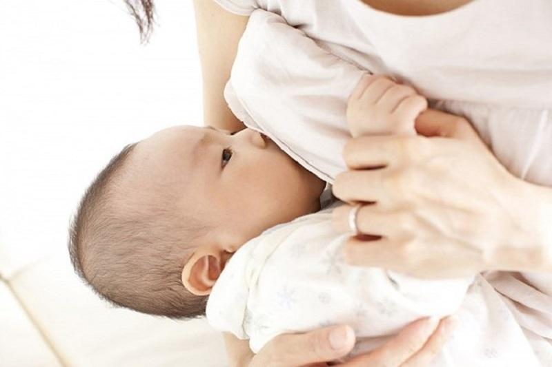 Nuôi con bằng sữa mẹ, một giải pháp kinh tế