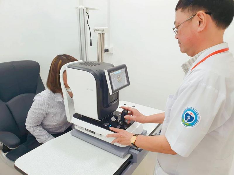Khách hàng khi mua kính được đo mắt cẩn thận bằng thiết bị hiện đại