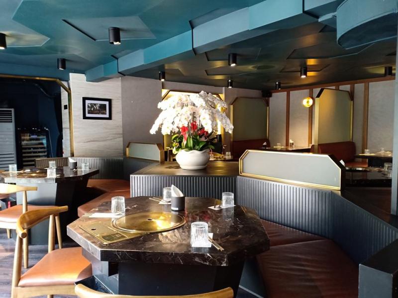 Không gian của KITCHEN SEOUL cực kỳ sang trọng và ấn tượng, thiết kế cổ điển, trang nhã