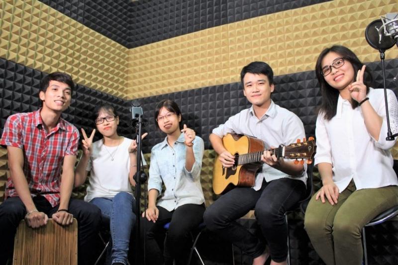 Nhóm học sinh đang thu âm tại Ksmedia.vn
