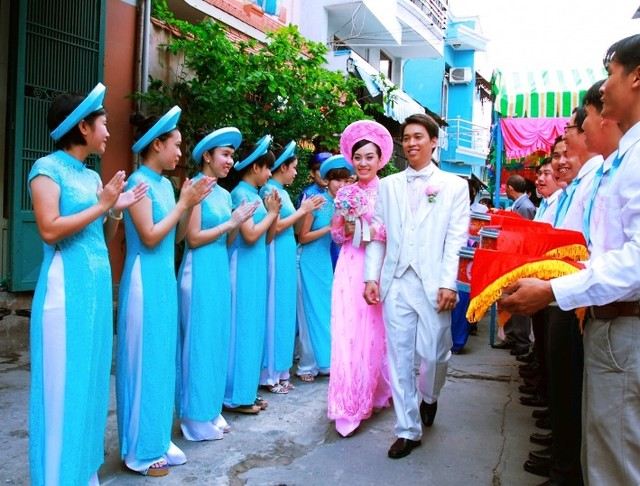 Kỵ mẹ chồng đi đón dâu, đứng trước cửa đón dâu và chạm mặt con dâu khi đoàn rước dâu về tới