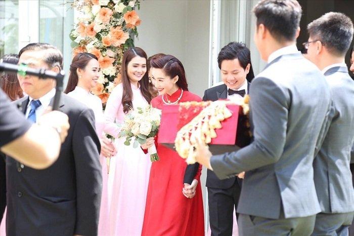 Mẹ chồng cũng không nên đứng trước cửa đón con dâu mà phải tránh mặt vào trong
