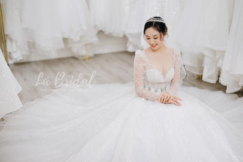 Lá Bridal