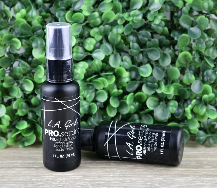 ﻿  Chỉ với một lớp xịt khóa trang điểm L.A Girl Pro HD Setting Spray chắc chắn sẽ là trợ thủ cực kì đắc lực cho lớp makeup được bền màu và tươi tắn rồi.