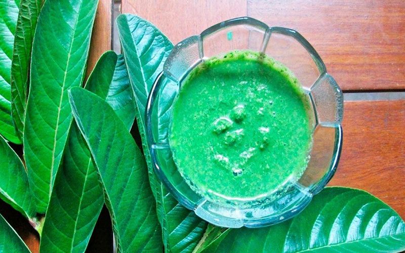 Giã nhỏ lá trầu ngâm với rượu