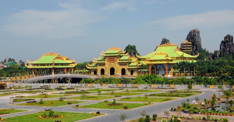 Nơi đây nổi bật với các công trình đền đài, thành quách, sông suối,...nhằm mục đích du lịch và tôn vinh nét đẹp văn hóa và lịch sử dân tộc