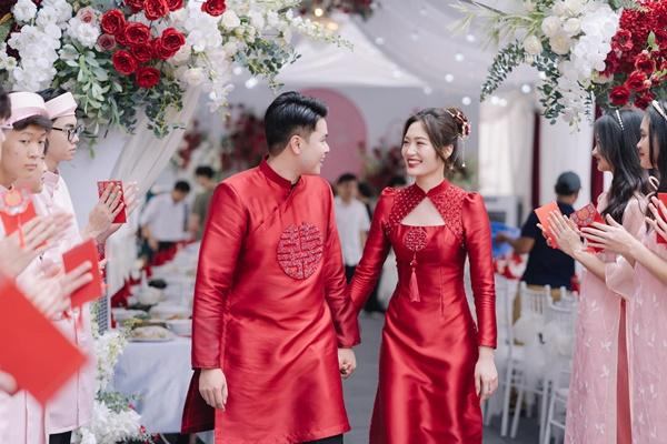 Lại quả và lì xì cho dàn bưng tráp