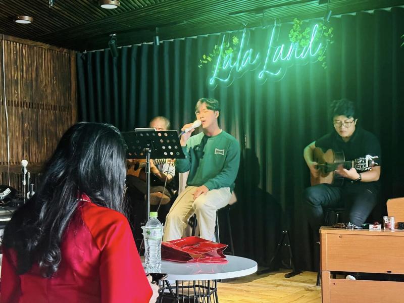 Lala Land Acoustic Cafe