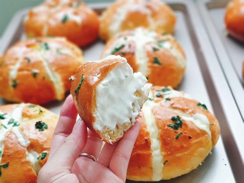 Làm bánh mì bơ tỏi bằng chảo