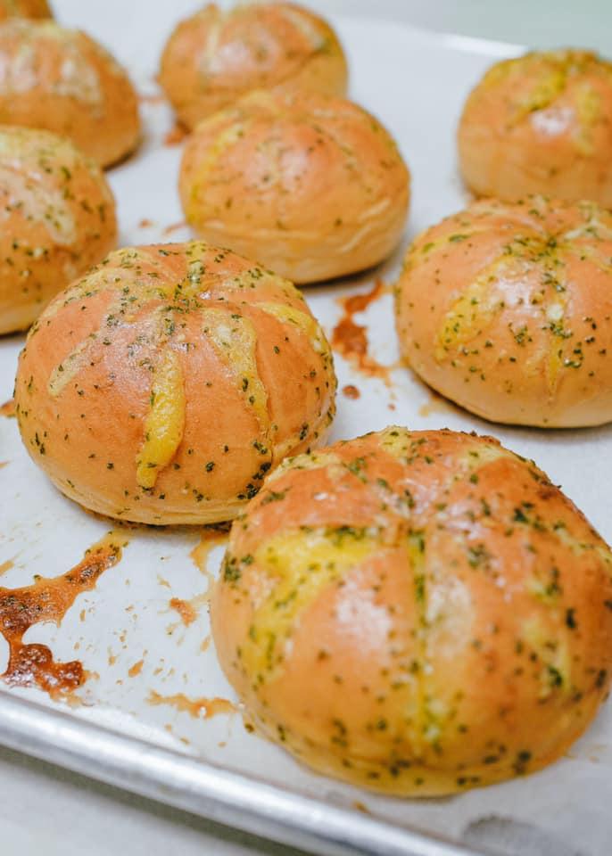 Làm bánh mì bơ tỏi bằng lò vi sóng
