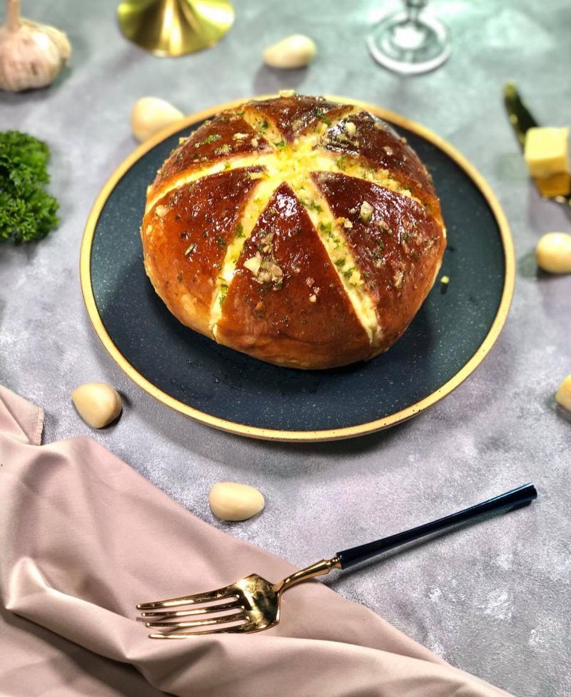 Làm bánh mì bơ tỏi bằng nồi chiên không dầu