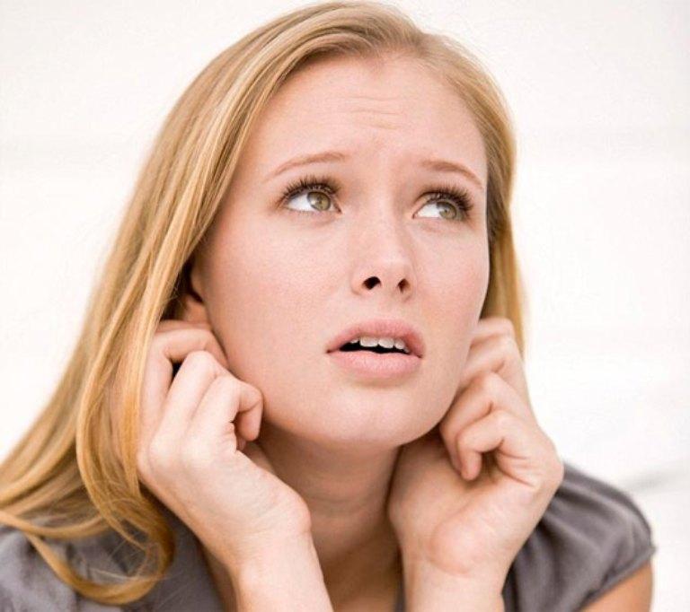 Làm dịu cổ họng ngứa rát bằng cách gãi tai