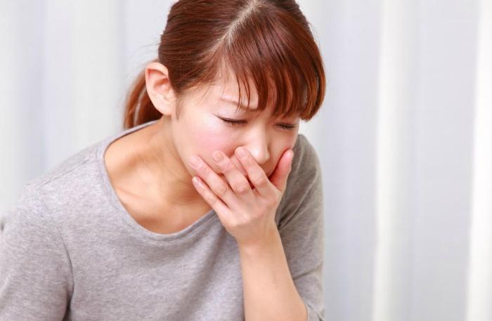 Chanh tươi pha với nước ấm và muối sẽ đẩy lùi cơn buồn nôn