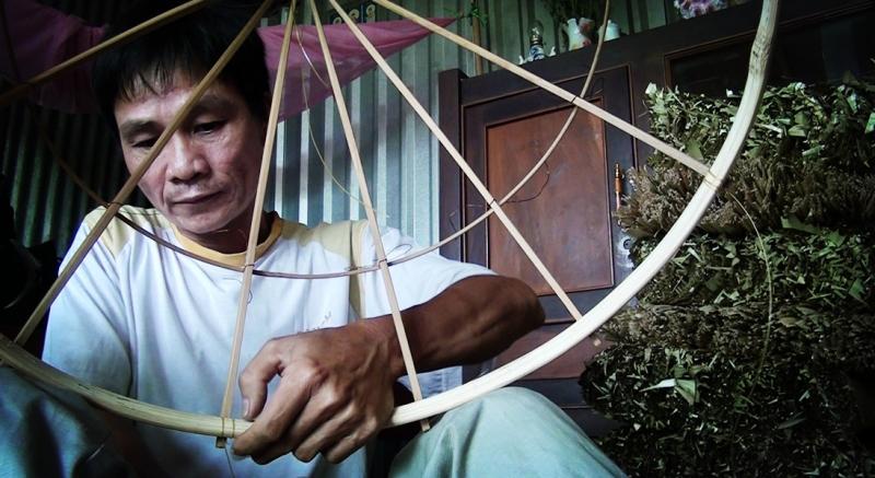 Làm khuôn nón là công đoạn khó nhất.