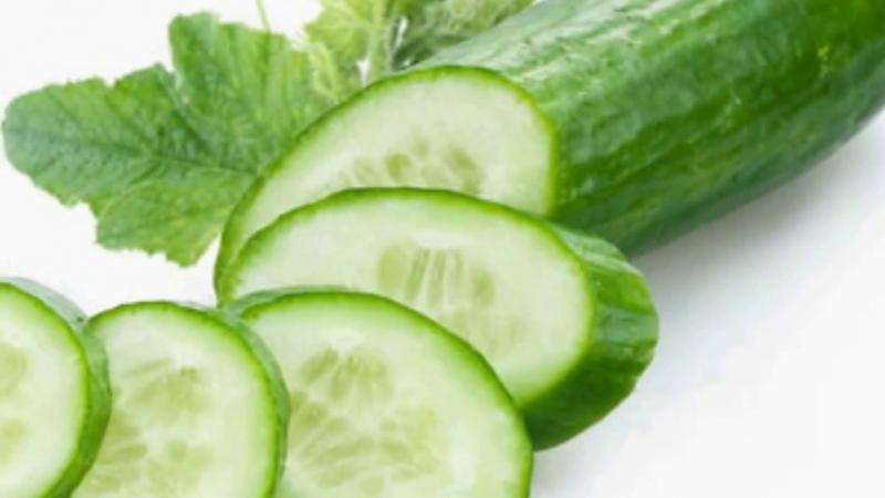 Dùng dưa chuột thái lát mỏng đắp để làm dịu vùng da bị rôm sảy.