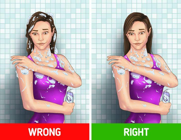 Làm sạch cơ thể trước khi gội đầu.