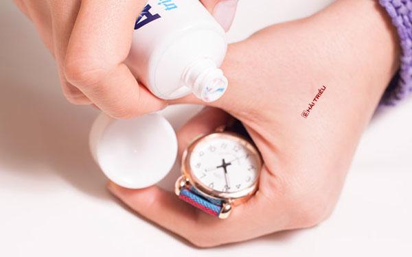 Tẩy sạch mọi vết bẩn của đồng hồ đeo tay bằng kem đánh răng